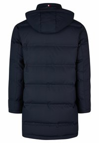 Marineblå pufferjakke med hætte, med en quiltet design og vandret syninger. Enkel, funktionel, uden synligt hardware eller dekorationer.