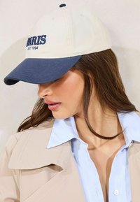 Lipsy Cap - cream and navy