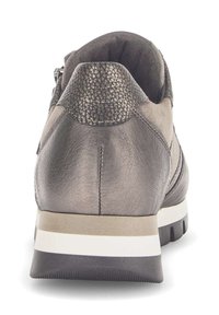 Metaalgrijze leren sneaker met textuur op de hak, gewatteerde kraag, contrasterende witte tussenzool en zwarte rubberen buitenzool. Achteraanzicht weergegeven.