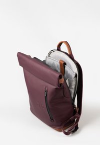 Zaino bordeaux con design a roll-top, dettagli in pelle, tasca con zip esterna e scomparti interni grigi con motivo a griglia.