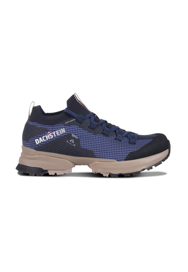 Chaussure de randonnée mi-haute en bleu marine avec une tige en mesh et un embout en caoutchouc. Présente une semelle robuste et une semelle intermédiaire beige contrastante.