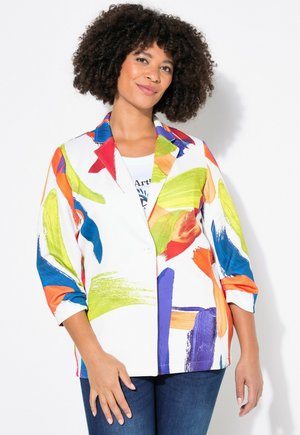 Blazer colorido con una base blanca y patrones de pinceladas en azul, rojo, verde y naranja. Mangas tres cuartos y cuello con muesca.