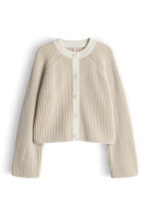 Geribbelde gebreide cardigan in crème en beige, voorzien van een ronde halslijn, een sluiting met vijf knopen aan de voorkant, en cropped mouwen met raglan ontwerp.