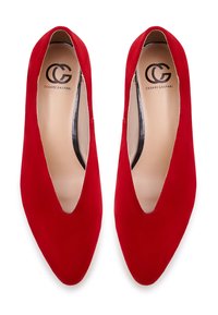Rote Wildleder-Schuhe mit spitzem Zehenbereich und niedrigem Schnitt am Schaft sowie einer glatten Innenauskleidung. Mit einem geprägten Logo auf der Innensohle.