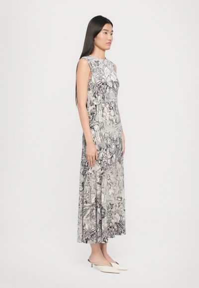 Rochie gri fără mâneci, cu modele florale și de figuri monocrome intricate, dintr-un material fluid, cu o siluetă dreaptă, asortată cu mule cu toc bej.