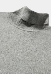 Maglione a collo alto grigio chiaro realizzato in morbido tessuto a costine. Presenta un colletto ripiegato e una superficie liscia con dettagli minimi.
