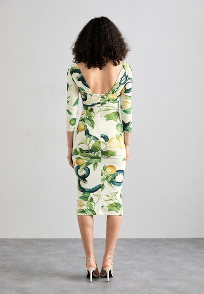 Korpussapņojoša kleita ar zemu izgriezumu aizmugurē, ar citronu un lapu apdruku zaļā un dzeltenā krāsā uz krēmas fona, ar trīsstundīgas piedurknes.