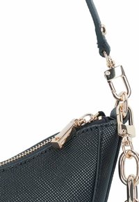 Borsa nera con texture, chiusura con zip, dotata di hardware in oro rosa e tracolla a catena. Design compatto a forma triangolare.