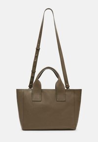 Oliwkowa skórzana torba na ramię z podwójnymi uchwytami u góry oraz odpinanym, regulowanym paskiem. Gładka faktura z usztywnioną konstrukcją.