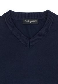 Niebieski sweter w serek wykonany z dzianiny, z prążkowanym kołnierzykiem i dołem. Metka informuje "PAKO LORENTE", rozmiar średni. Miękka faktura, klasyczny design.