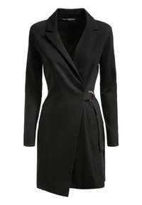 Vestido negro de estilo blazer con mangas largas, cuello con muesca, diseño envolvente y un cinturón con un adorno metálico circular. Textura de tela suave.