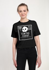 Černé bavlněné tričko s bílým grafickým designem, na kterém je lebka a text: "CENTRE COURT RACKET CLUB." Krátké rukávy, klasický střih.