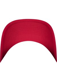 Crvena bejzbol kapa s ravnim vizirima. Materijal je teksturirana tkanina, a duž ivice vizira nalaze se ušitci. Nema logotipa ili uzoraka.