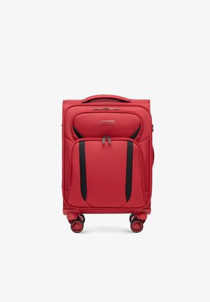 Valise rouge avec une surface texturée, deux accents noirs, une poche frontale à double fermeture éclair et quatre roues multidirectionnelles pour une maniabilité aisée.