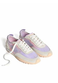 Zapatillas ligeras que combinan una mezcla de malla y ante en tonos lavanda y rosa, con gruesas suelas de goma y cordones blancos.
