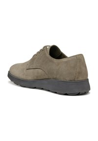 Zapato de ante gris con punta redondeada y suela de goma plana. Presenta detalles de costura sutiles y un diseño tradicional de cordones.