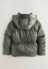 Vihreä puhaltaja-takki hupulla, jossa on teksturoitu mattapinta, joustava vyötärö ja puhalletut saumat eristystä varten.