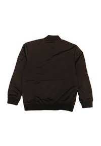 Schwarze Bomberjacke mit glatter, glänzender Textur. Verfügt über einen gerippten Kragen, Bündchen und Taillenbund sowie eine Seitentasche am linken Ärmel.