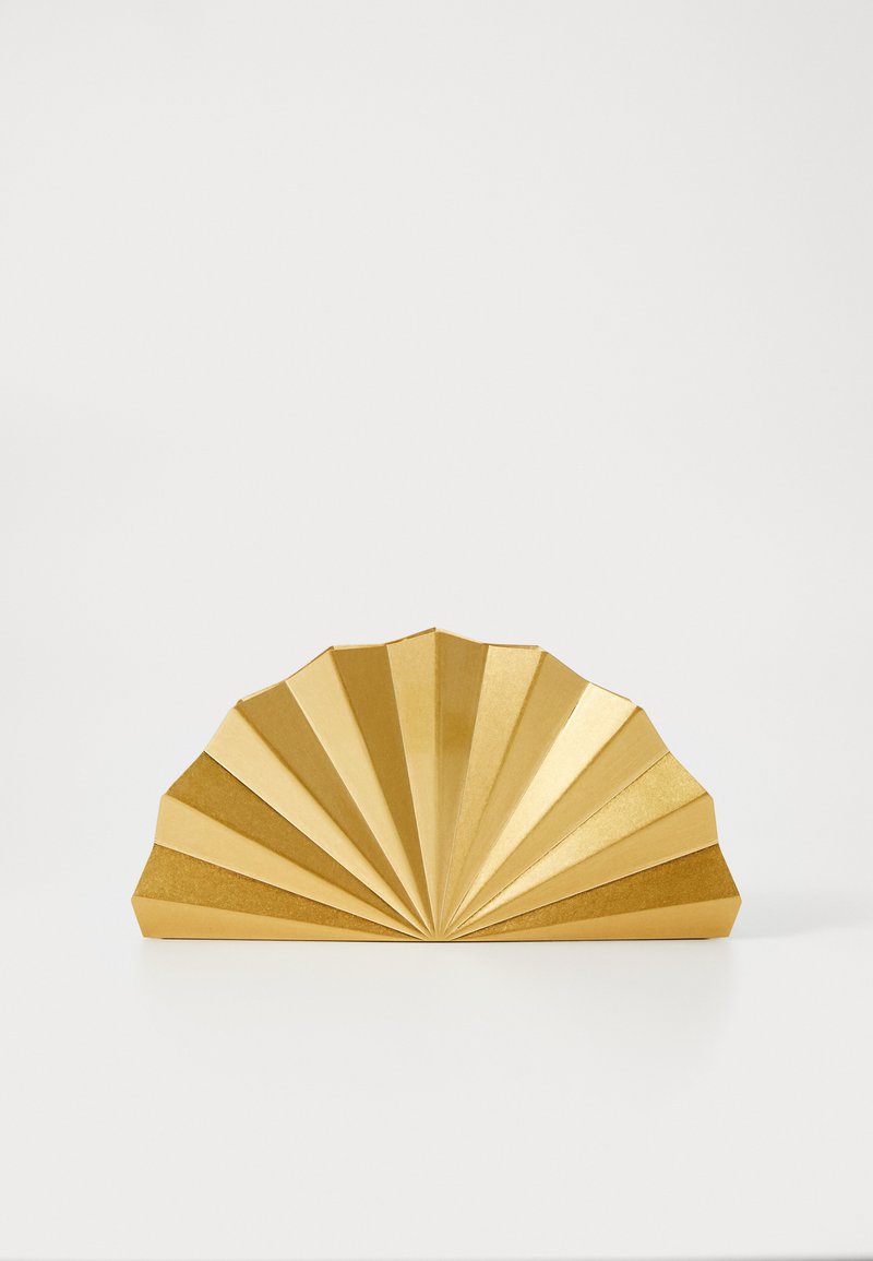 Arany színű, ventilátor formájú dísztárgy 12 redővel; fényes fém anyagból készült, sima felülettel és éles szélekkel.