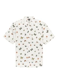 Camisa de manga corta hecha de una tela liviana, con un fondo blanco y patrones coloridos de mariposas y flores. Un bolsillo en el pecho.