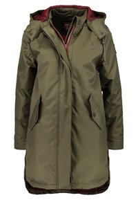 Parka vert olive avec capuche, fermeture zippée, cordons, poches latérales et doublure bordeaux. Texture lisse et longueur mi-cuisse.
