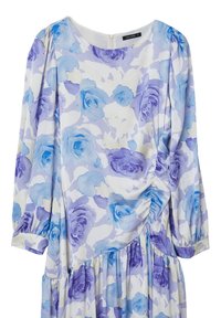 Blumenkleid mit einem hellblauen und lavendelfarbenen Rosenmuster auf weißem Hintergrund, langen Ärmeln und gerafften Details an der Taille.