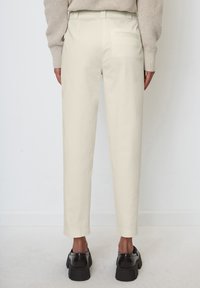 Marc O'Polo MODERN STYLE TAPERED LEG HIGH RISE WELT POCKET - Chino - chalky sand