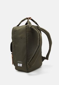 Oliven grønn ryggsekk laget av holdbart stoff, med rektangulær form, justerbare stropper og detaljer på frontlommen. Inkluderer resirkuleringsmerker.