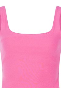 Roze geribbelde tanktop met een vierkante halslijn en brede bandjes. De stof lijkt rekbaar met een gladde textuur.
