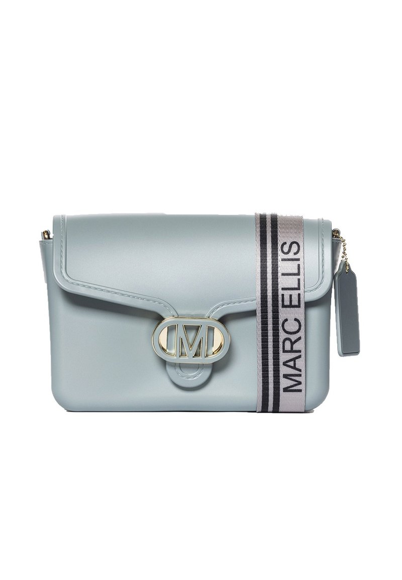 Borsa a tracolla in pelle azzurro chiaro con logo ovale dorato, chiusura a pattina e tracolla a righe con il testo "MARC ELLIS".