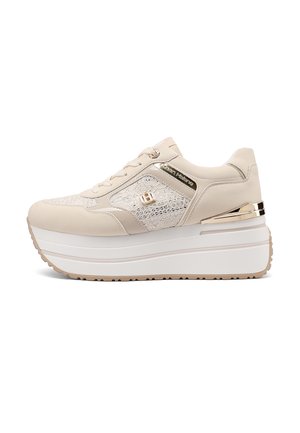 Sneaker platform beige con pannello laterale in pizzo, accenti dorati, dettaglio in metallo marchiato e suola spessa bianca con suola esterna texturizzata.