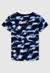 Námorně modré tričko s krátkým rukávem, které má světlomodrý a bílý vzor cloud kamufláže. Měkká látka s kulatým výstřihem.