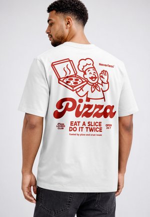 Mann trägt weißes T-Shirt mit rotem Grafikdruck eines lächelnden Kochs, der eine Pizzaschachtel hält, und Text, der auf der Rückseite für Pizza wirbt.