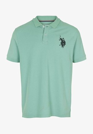 Mintgrünes Poloshirt mit kurzen Ärmeln, Kragen und zwei Knöpfen, mit schwarzem gesticktem Polospieler-Logo auf der linken Brust.