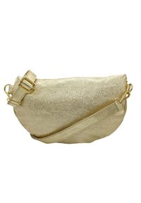 Sac à bandoulière en paillettes dorées avec une forme courbée, finition métallique texturée, bandoulière ajustable et accents en métal doré.