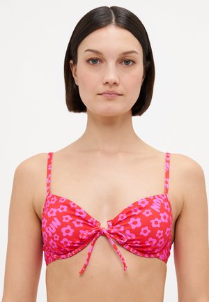 Rotes Bikini-Oberteil mit pinkem Blumendesign und Text. Verfügt über verstellbare Träger und ein zentrales Knotendetail. Glattes, dehnbares Material.