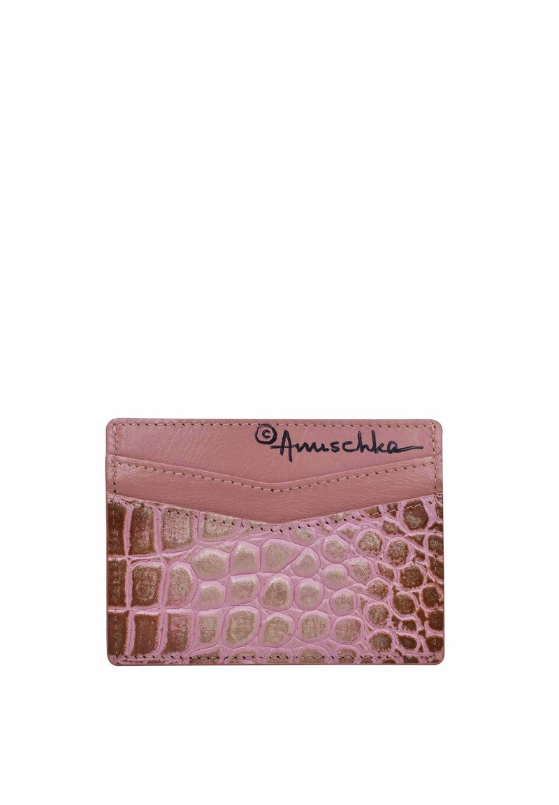 Rosa Lederkarteihalter mit strukturiertem Krokodil-Muster. Er verfügt über einen glatten oberen Bereich und ein auf der Vorderseite gedrucktes Logo.