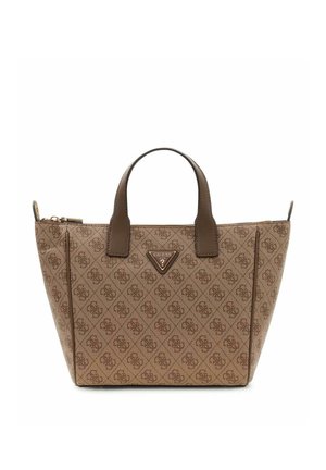 Bolso marrón de Guess con patrón de monograma, asas dobles de color marrón oscuro y placa triangular con el logo en el frente, base rectangular, cierre de cremallera.