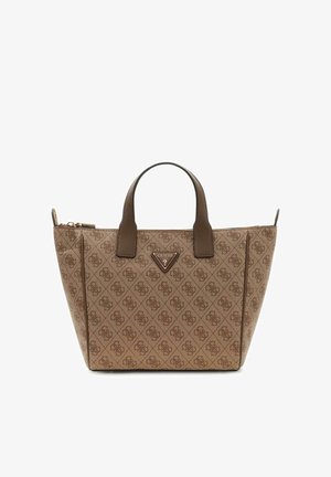 Bruine Guess-handtas met monogrampatroon, dubbele donkerbruine handvatten en driehoekige logoplaat aan de voorkant, rechthoekige basis, ritsluiting.