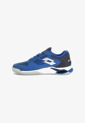 Blauwe en zwarte lage sportschoen met witte zool, veterontwerp en een wit geometrisch logo aan de zijkant.
