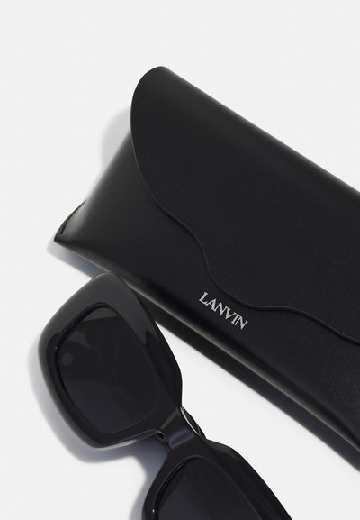 Juodos stačiakampės saulės akinius su tamsiais objektyvais šalia juodos odinės dėžutės, turinčios išgaubtą sklendę ir įspaustą "LANVIN" logotipą.