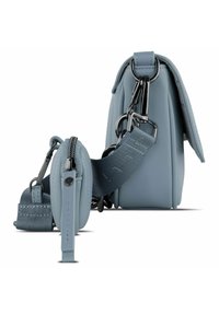 Borsa strutturata azzurro chiaro realizzata in materiale sintetico liscio, con manico superiore, tracolla regolabile e dettagli metallici.