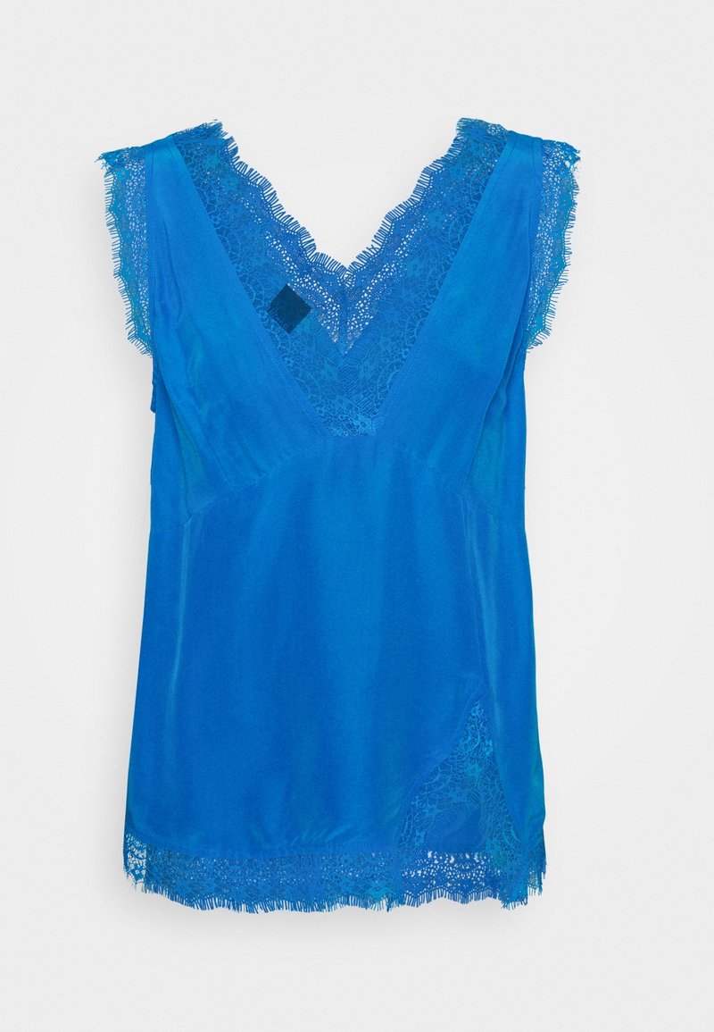 Top sin mangas azul con un profundo escote en forma de V y un borde de encaje en el escote y el dobladillo, con una tela suave y una caída elegante.