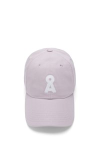 Lilafarbene Baseballcap aus Baumwolle mit gebogenem Schirm. Mit einem weißen gestickten Logo auf der Vorderseite und Belüftungslöchern auf der Krone.