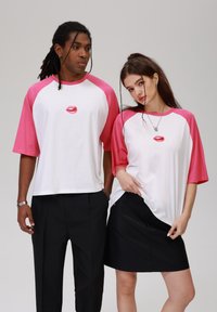 YOURTURN by Zalando - UNISEX - Print T-shirt - white/pink Thumbnail Image 1