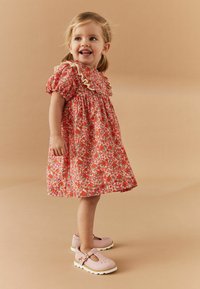 Next REGULAR FIT - Päevakleit - red ditsy