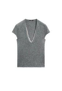 Grijs gebreid kort mouw T-shirt met V-hals, voorzien van een gestructureerd patroon en een geribbelde zoom. Lichtgewicht materiaal met een casual ontwerp.