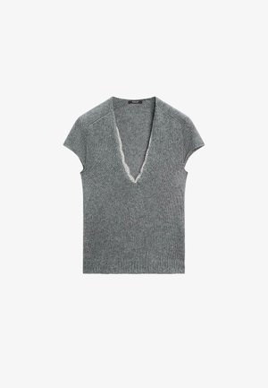 Grå stickad kortärmad topp med V-ringning, som har ett texturerat mönster och ribbad fåll. Lätt material och avslappnad design.