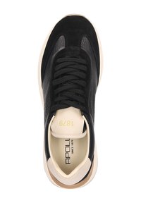 Schwarze Sneaker mit Obermaterial aus Wildleder und strukturiertem Leder, runde Zehenpartie, schwarzen Schnürsenkeln, beige Akzenten und Logodetails auf der Innensohle.