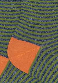 Calze a righe con strisce verdi e blu e dettagli in filo argento. Sezioni di punta e tallone di un arancione acceso. Tessuto a maglia testurizzato.